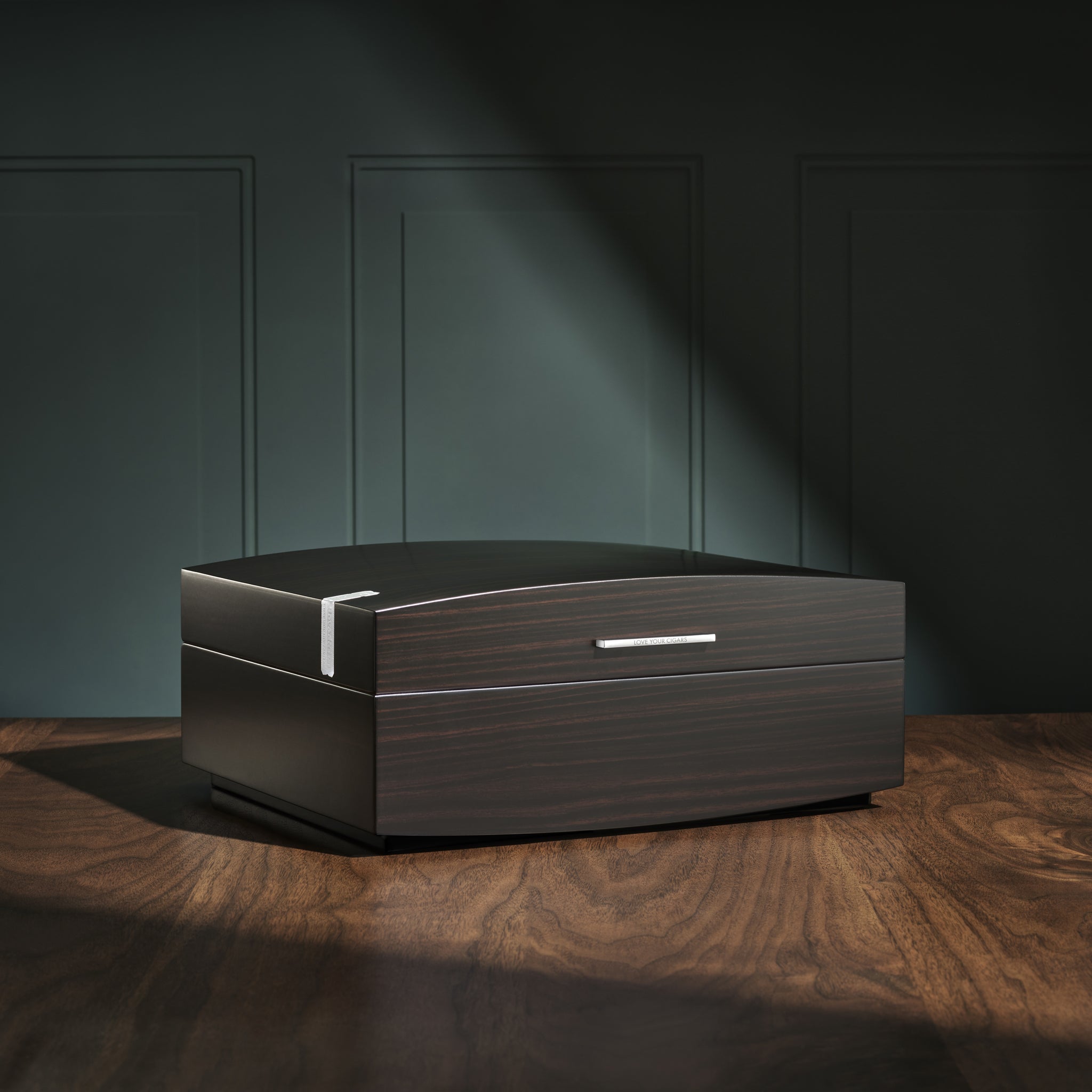 Boveda Humidor closed on wood table